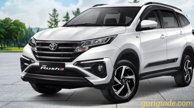 Toyota Rush 2025 Front View – A sleek and stylish Toyota Rush 2025 model with a bold front grille and LED headlights, highlighting the latest Rush car price in Pakistan.